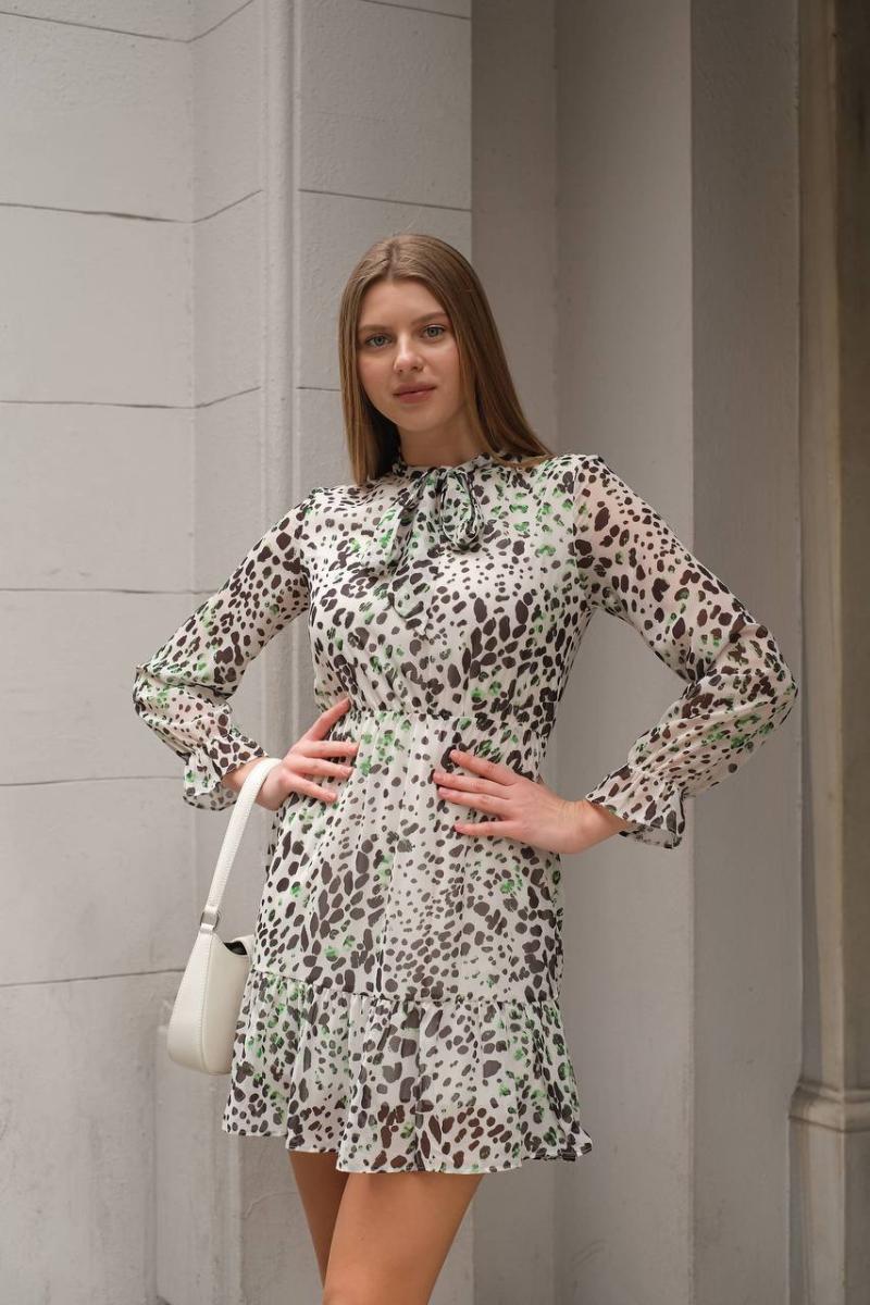 فستان قصير بطبعة حيوانية (Animal Print) يمنح إطلالة عصرية ملفتة - صورة 2