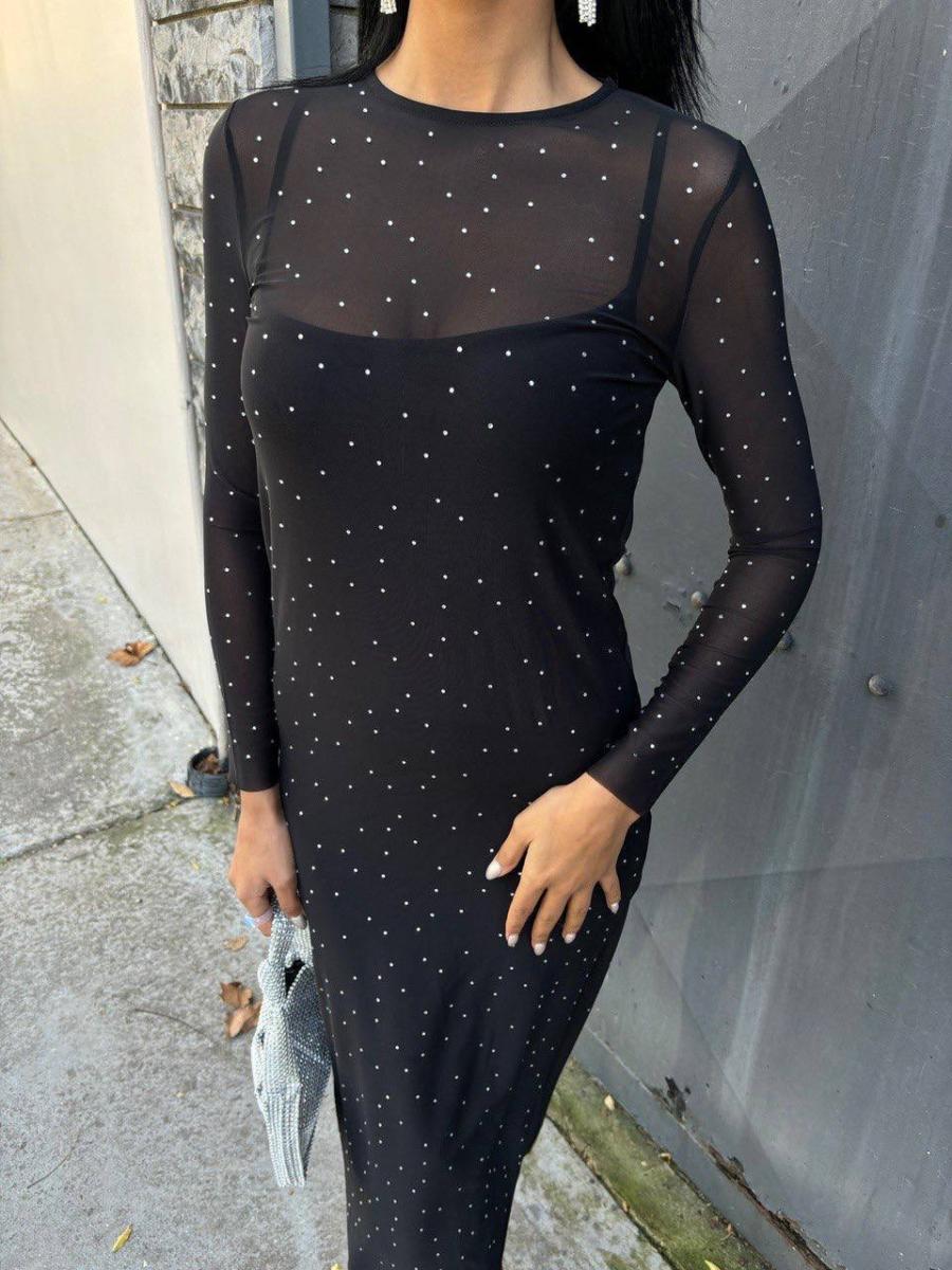 فستان سهرة طويل بأكمام طويلة شفافه مزين بلمسات كريستالية صغيرة تضفي