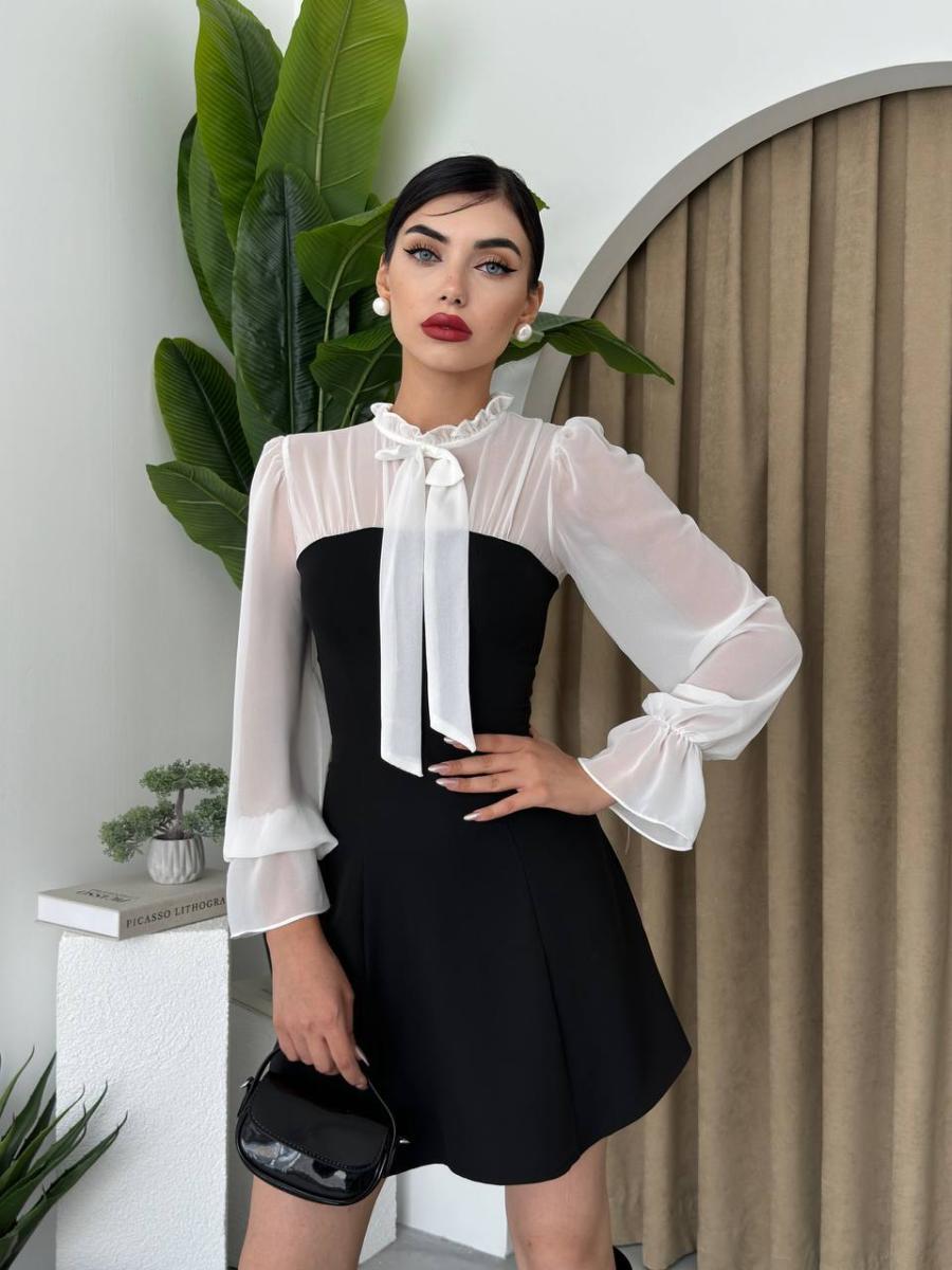 فستان قصير أنيق بتصميم يجمع بين الكلاسيكية والعصرية