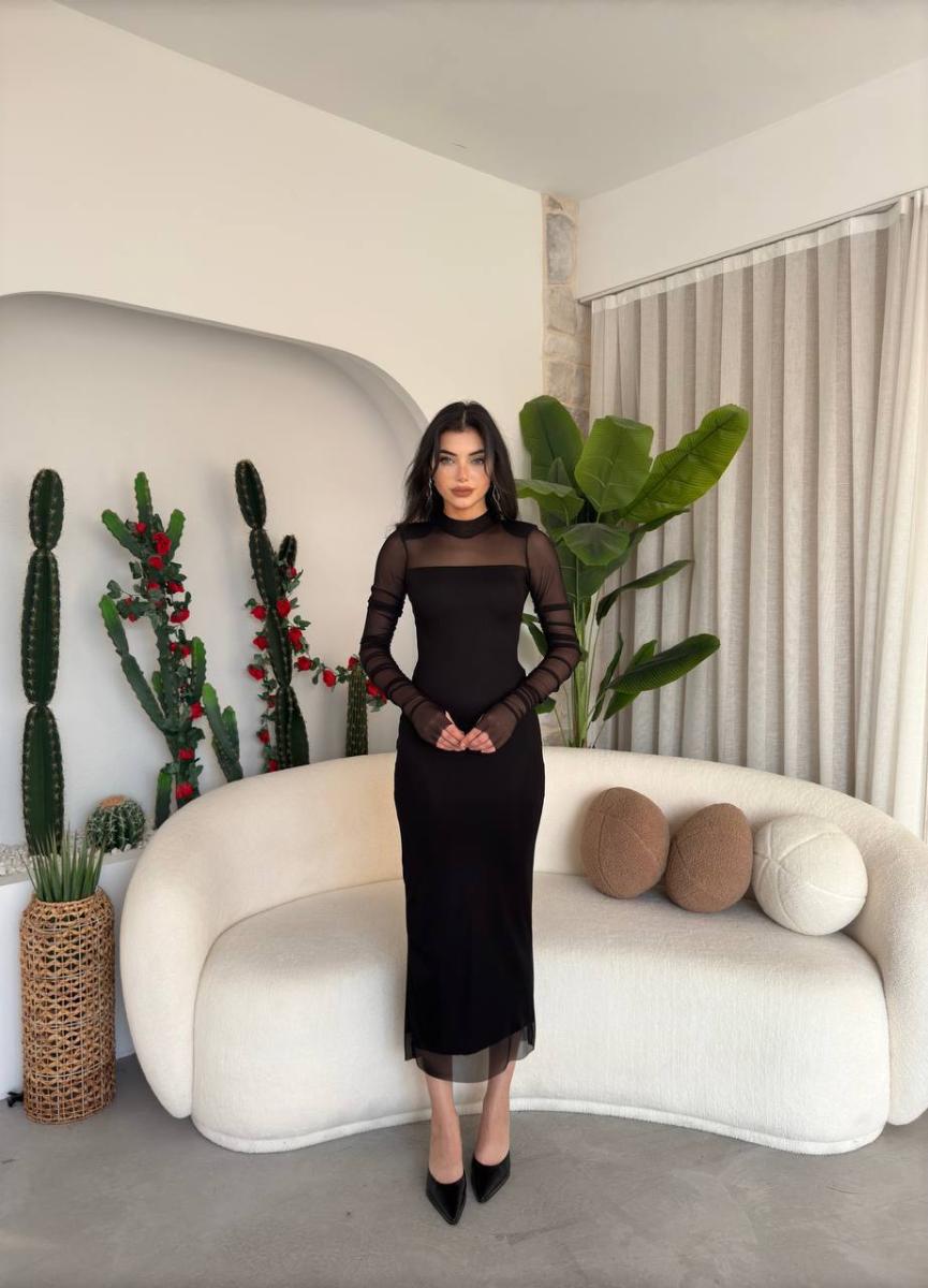 فستان ميدي أسود أنيق بتصميم ضيق مع لمسات شفافة على الأكتاف - صورة 1