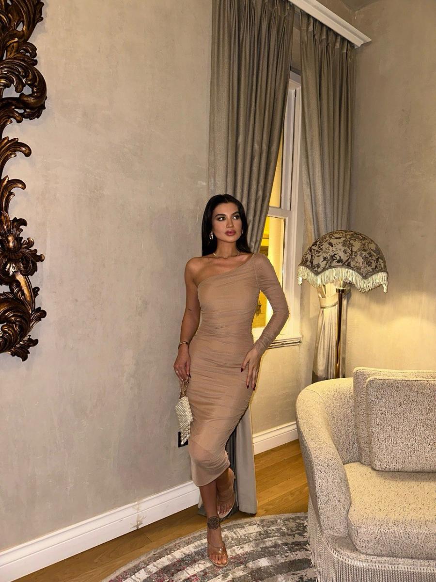 فستان ميدي بلون نيود أنيق بتصميم كتف واحد وأكمام طويلة شفافة