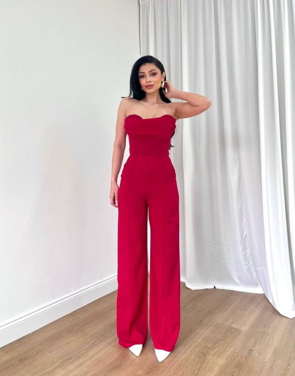 جمبسوت أنيق بتصميم بدون أكمام مع صدر مكشوف وقصّة ضيقة