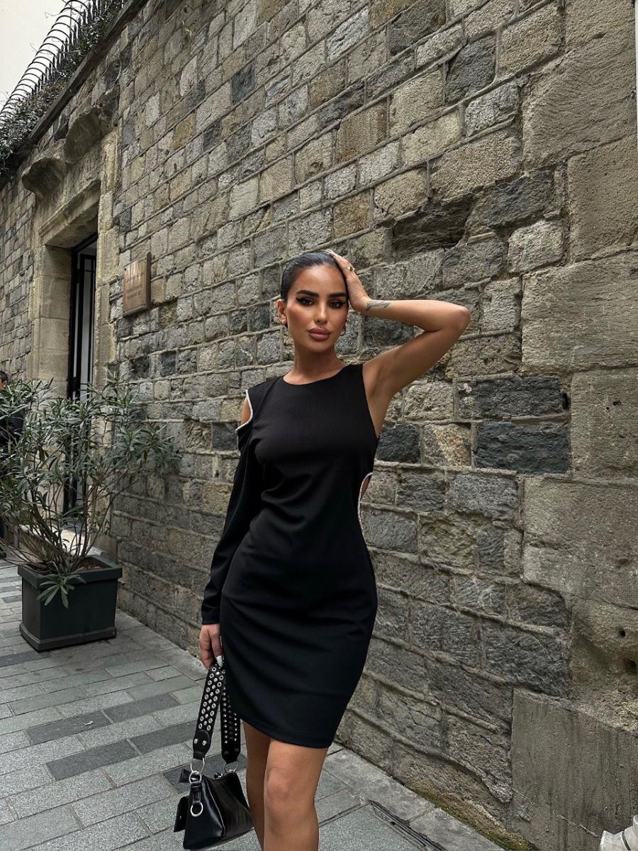 فستان أسود قصير بتصميم عصري أنيق