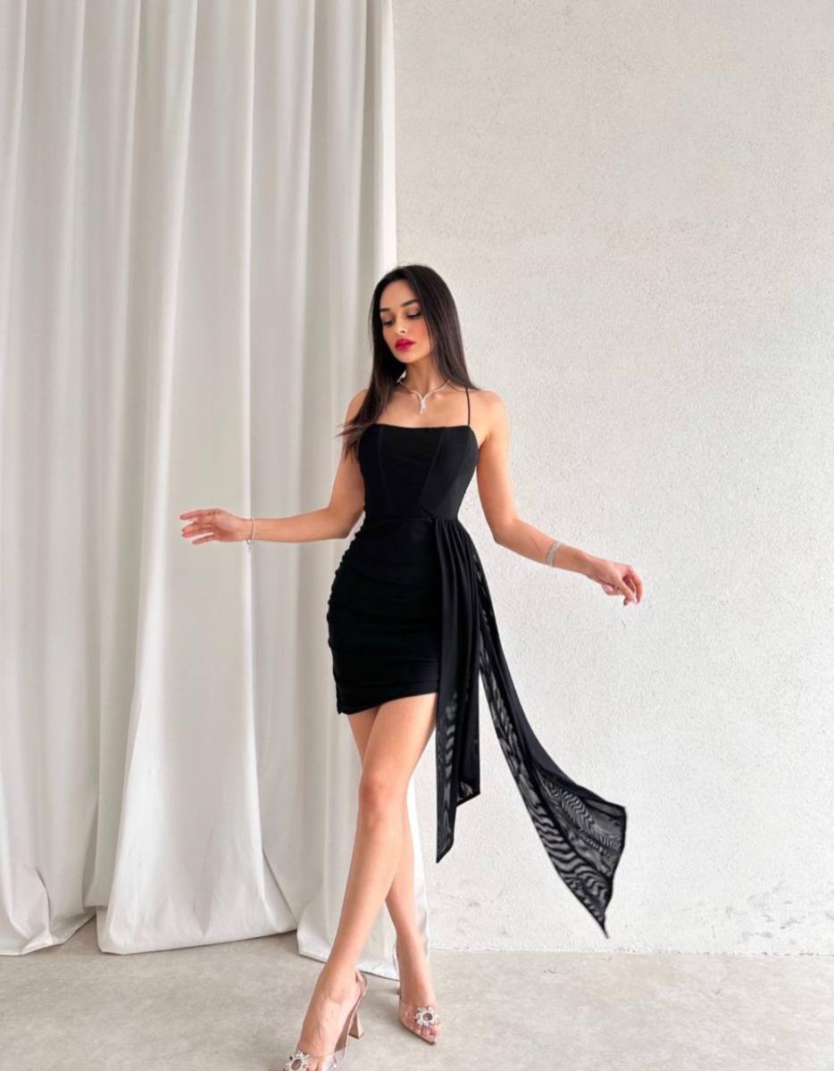 فستان قصير بتصميم ضيق يبرز القوام مع حمالات رفيعة أنثوية