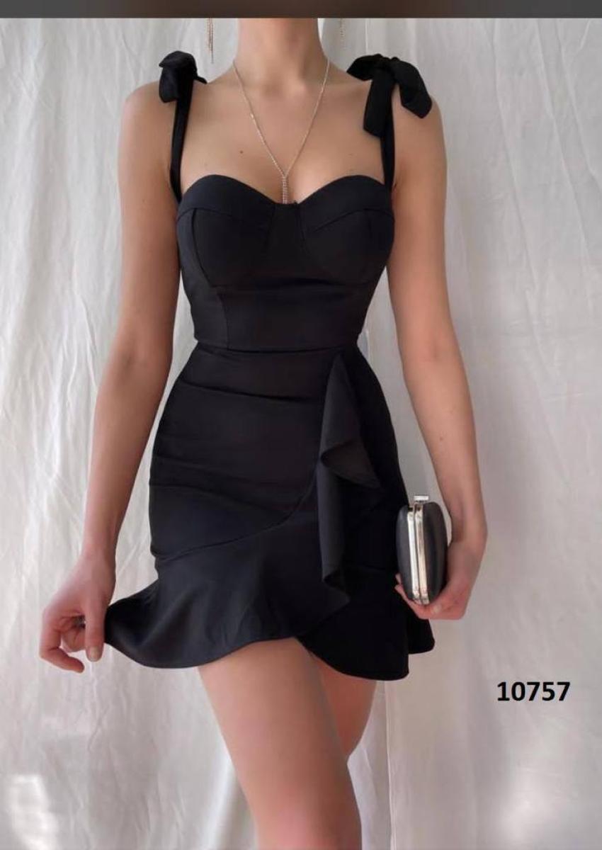 فستان قصير بتصميم أنثوي أنيق،