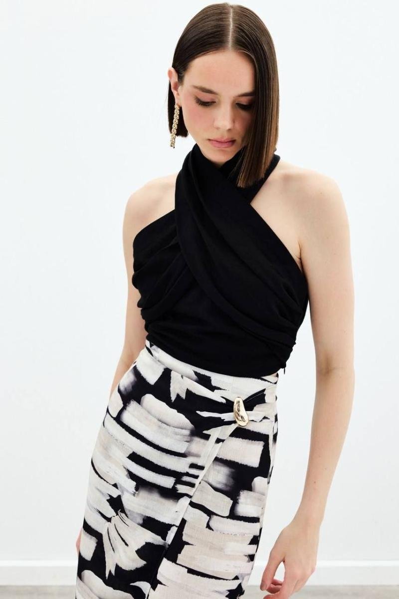 بلوزة سوداء بتصميم هالتر متقاطع (Cross-Front Halter Top) - لمسة من الرقي والعصرية - صورة 1