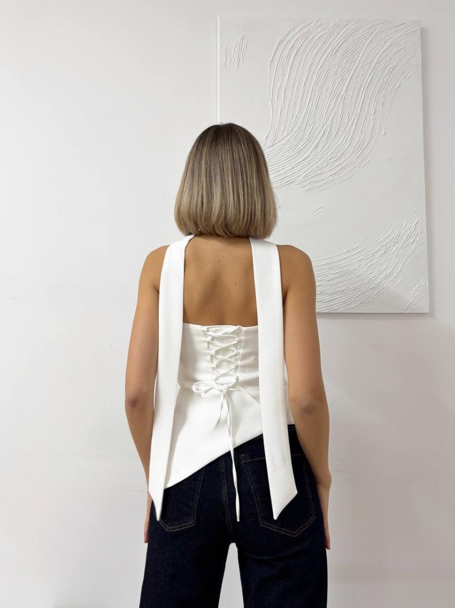 بلوزة بيضاء مكشوفة الأكتاف بوشاح ياقة غير متماثل (Asymmetric White Tube Top) - صورة 2