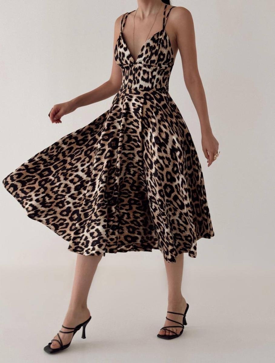 فستان ميدي بنقشة النمر وقَصّة واسعة بحمالات مزدوجة (Leopard Print A-Line Midi Dress) - صورة 2