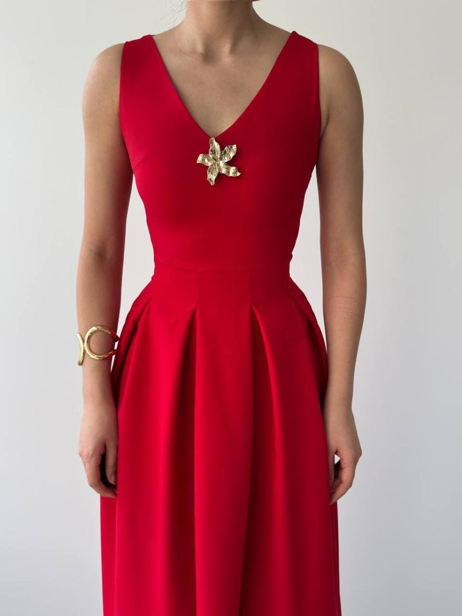 فستان ميدي بفتحة V وزينة بروش ذهبي (V-Neck Midi Dress with Gold Brooch) - صورة 1