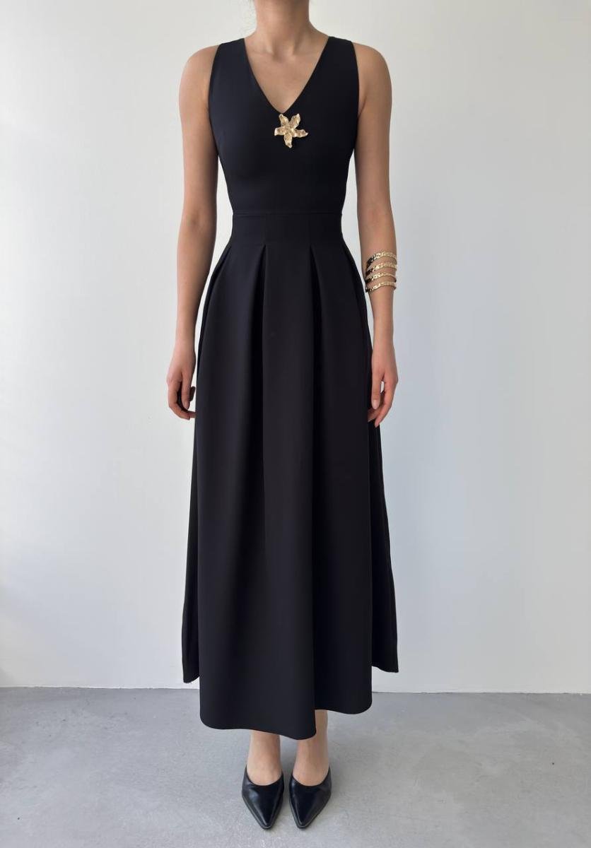 فستان ميدي بفتحة V وزينة بروش ذهبي (V-Neck Midi Dress with Gold Brooch) - صورة 2