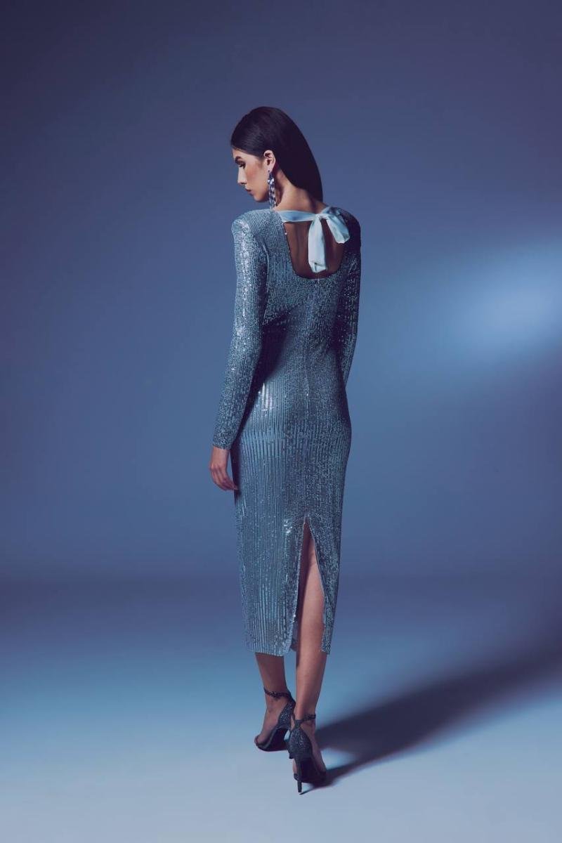 فستان ميدي براق بفيونكة خلفية ربطه وأكتاف بارزة (Sequined Midi Dress with Back Bow) - صورة 1